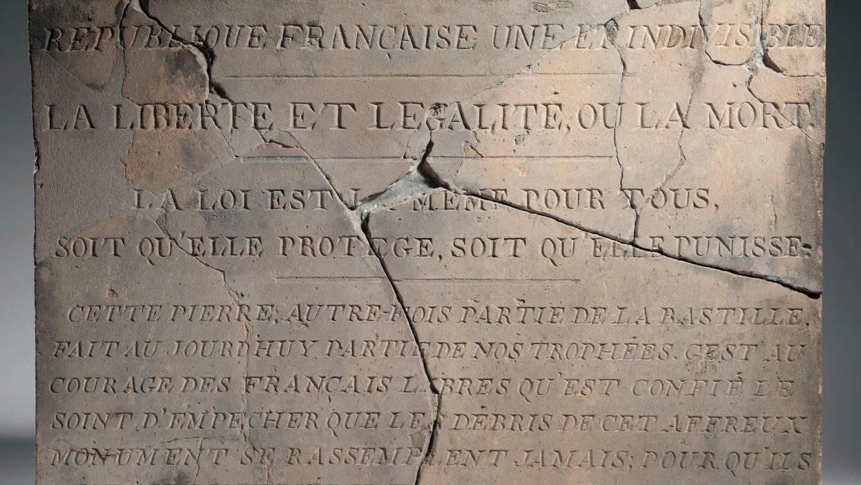 1789-1795. Plaque rectangulaire en pierre de la Bastille, gravée en creux de l’inscription... Un collectionneur fait sa révolution !
