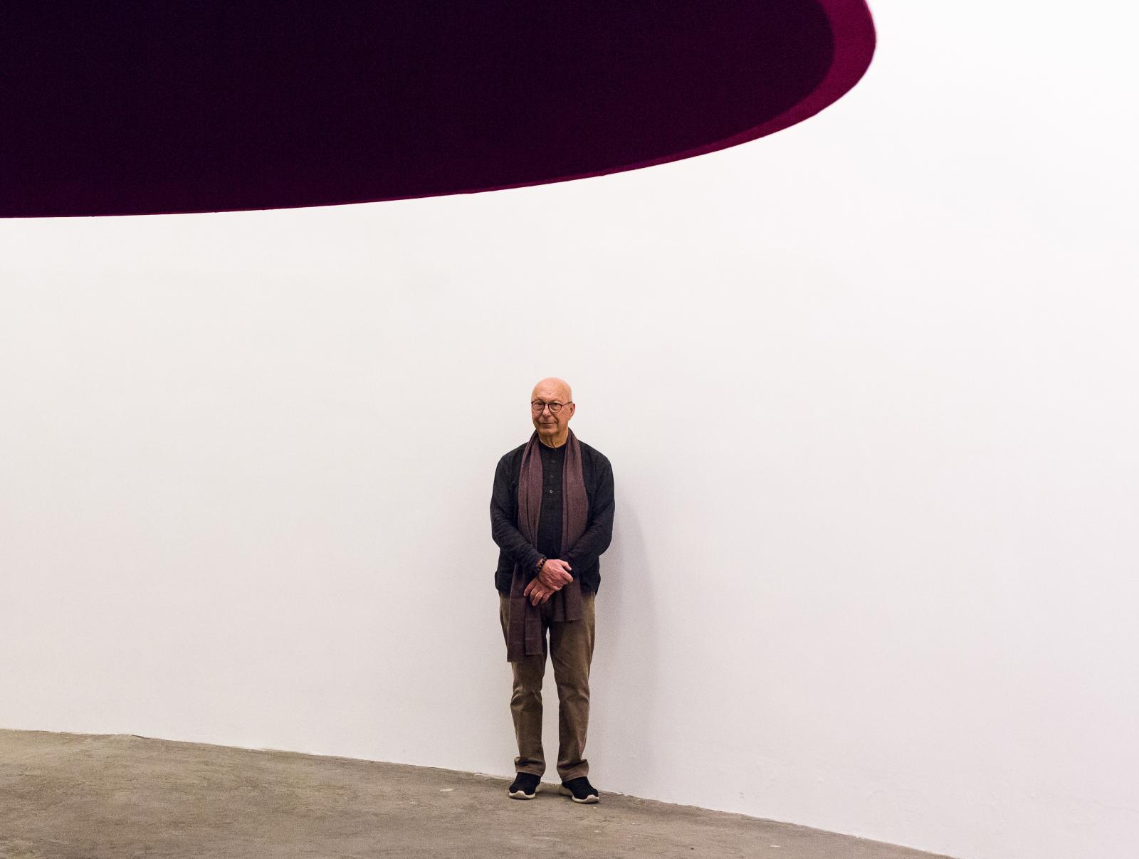 Axel Vervoordt à Kanaal, sous l’installation d’Anish Kapoor At the Edge of the World, 1998. 