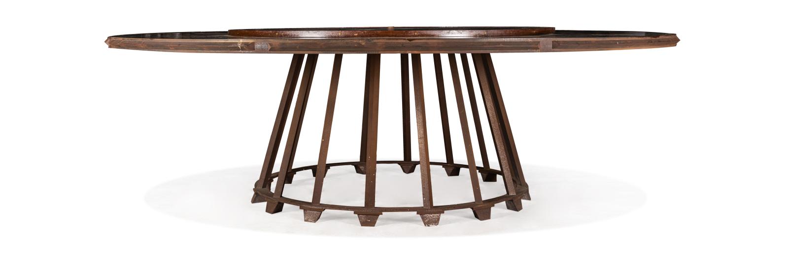 Table circulaire à plateau tournant en cuivre verni et piétement en acier oxydé, pièce unique, h. 79, diam. 258 cm. Estimation : 10 000/15