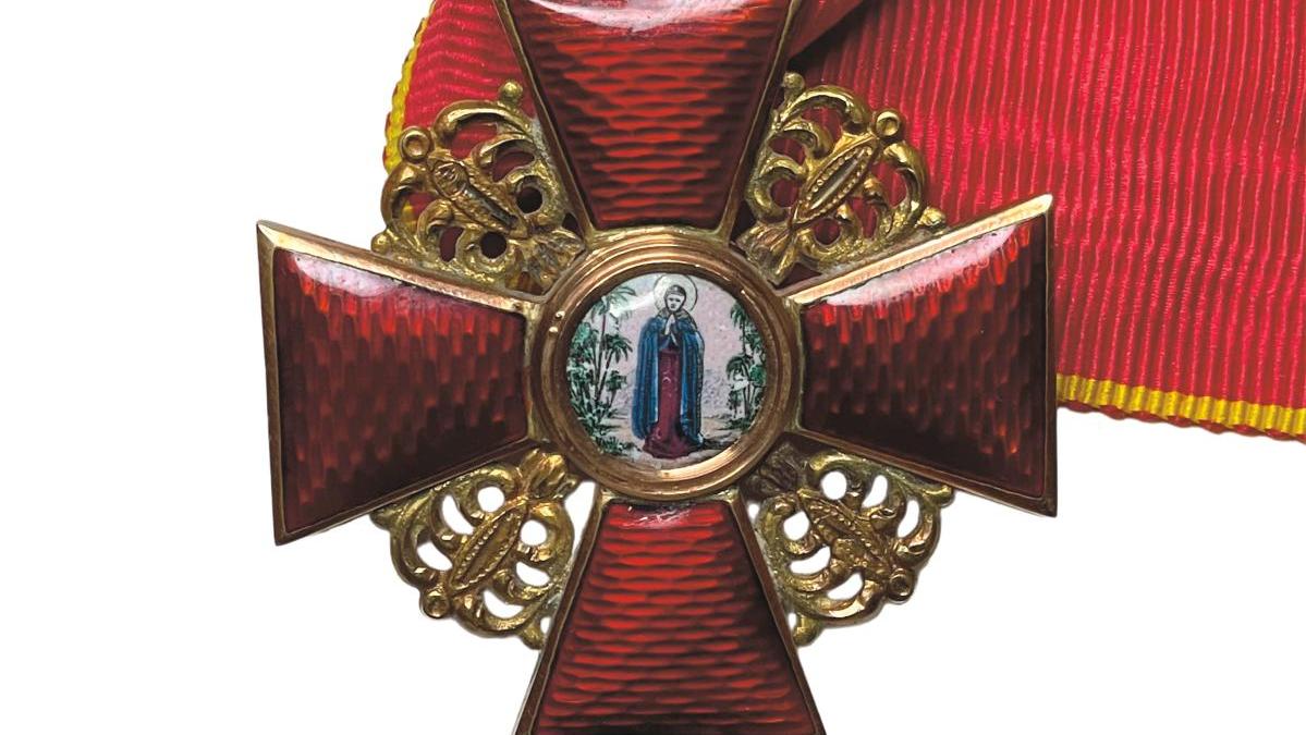   Croix de Sainte-Anne : un ordre d'or et d'émail