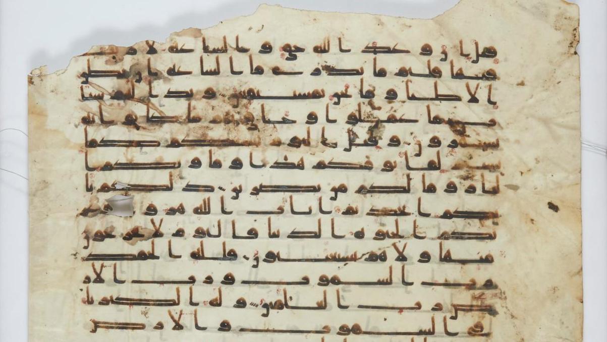 Afrique du Nord ou Proche-Orient, IXe-Xe siècle. Page manuscrite de coran sur parchemin... Un précieux fragment de Coran 