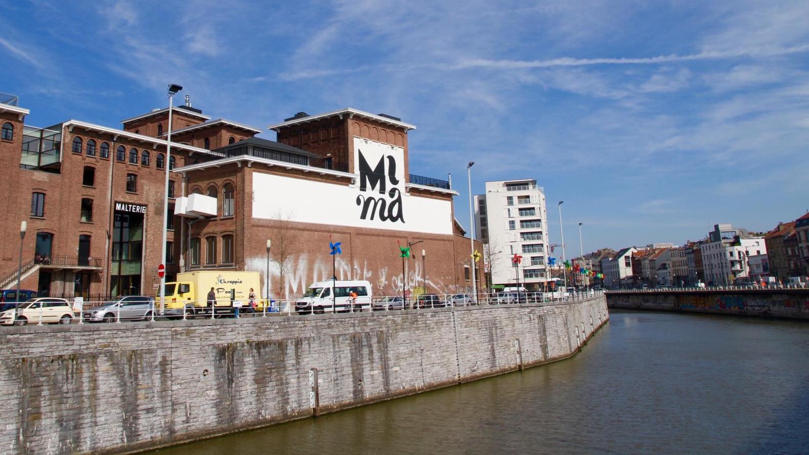 La façade du MIMA à Molenbeek, le long du canal. L’autre Molenbeek