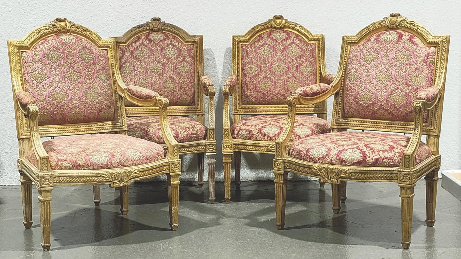 Époque Louis XVI. Suite de quatre grands fauteuils à châssis en hêtre doré (à l’huile)... Entre assises Louis XVI et cimaises abstraites 