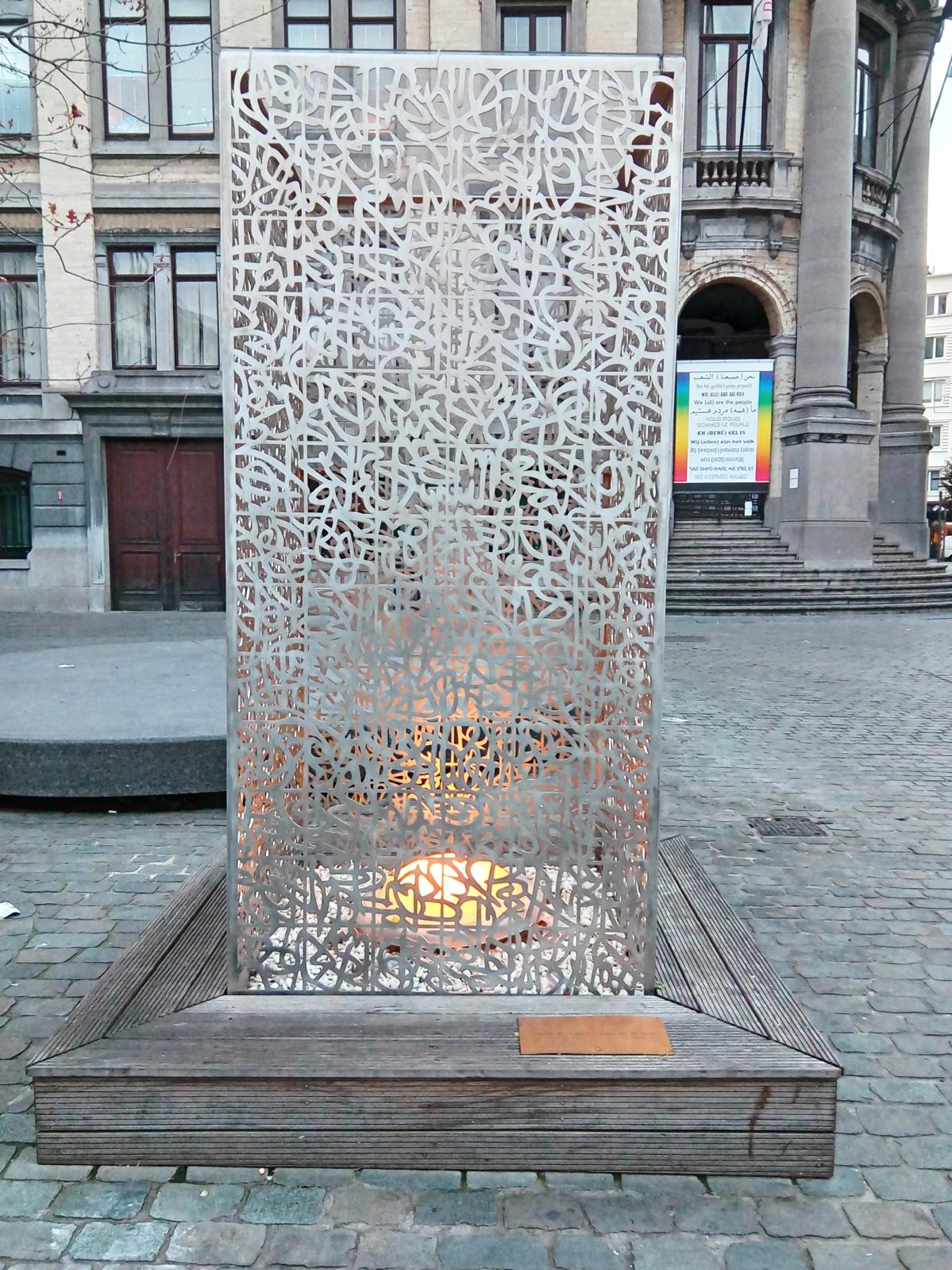 La Flamme de l’espoir, sculpture de Moustapha Zoufri (né en 1959) érigée sur la Place communale en hommage aux victimes des attentats de Paris et de B