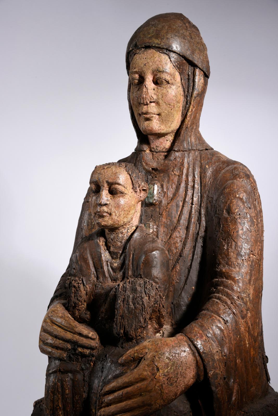 Auvergne, fin du XIIe siècle. Vierge à l’Enfant dite Sedes Sapientiae, en noyer sculpté en ronde bosse, polychromé et marouflé, h. totale 