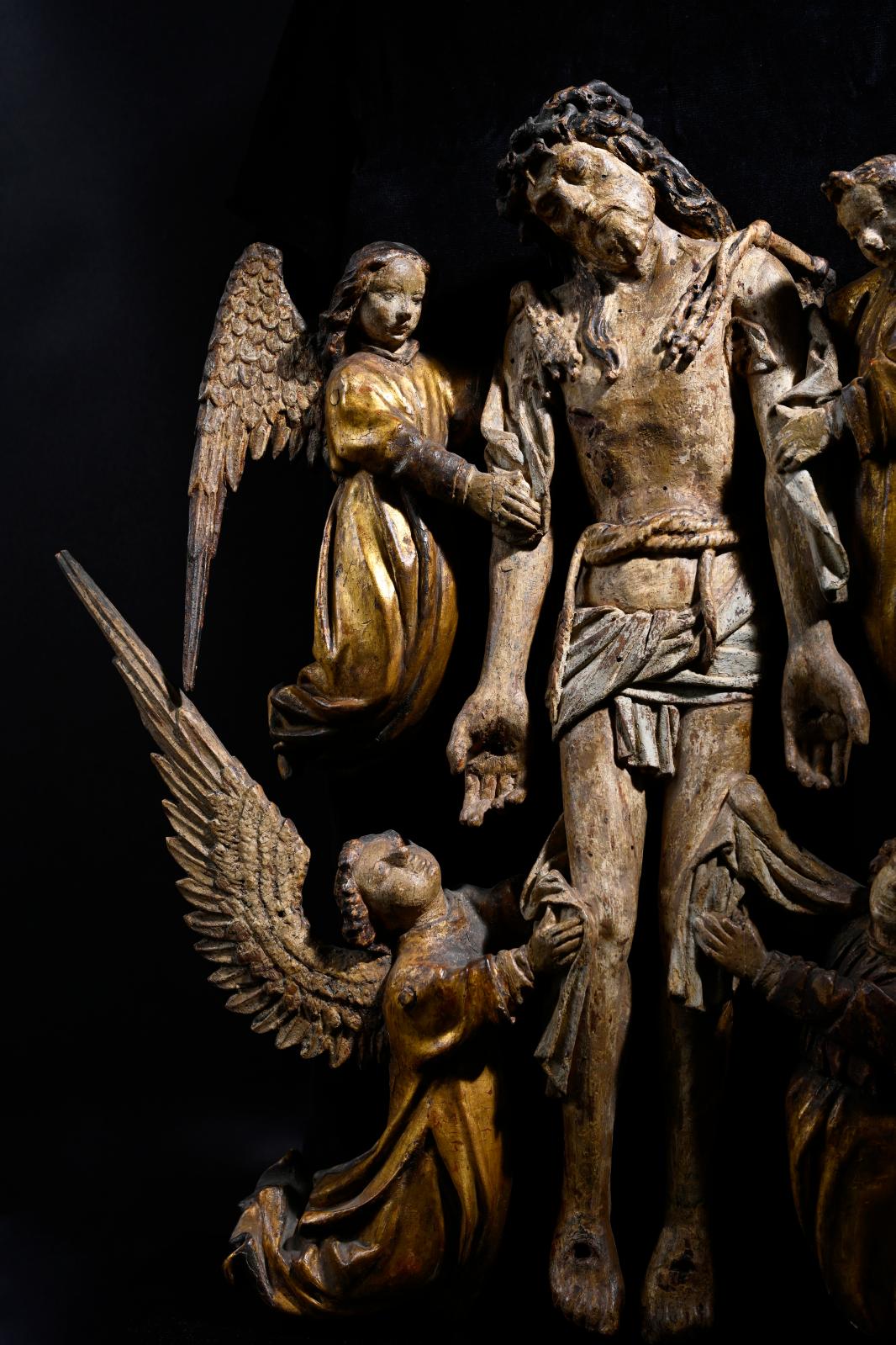 Alsace ou est de la France, seconde moitié du XVe siècle. Christ descendu de la croix par les anges, en bois sculpté polychromé et doré, h