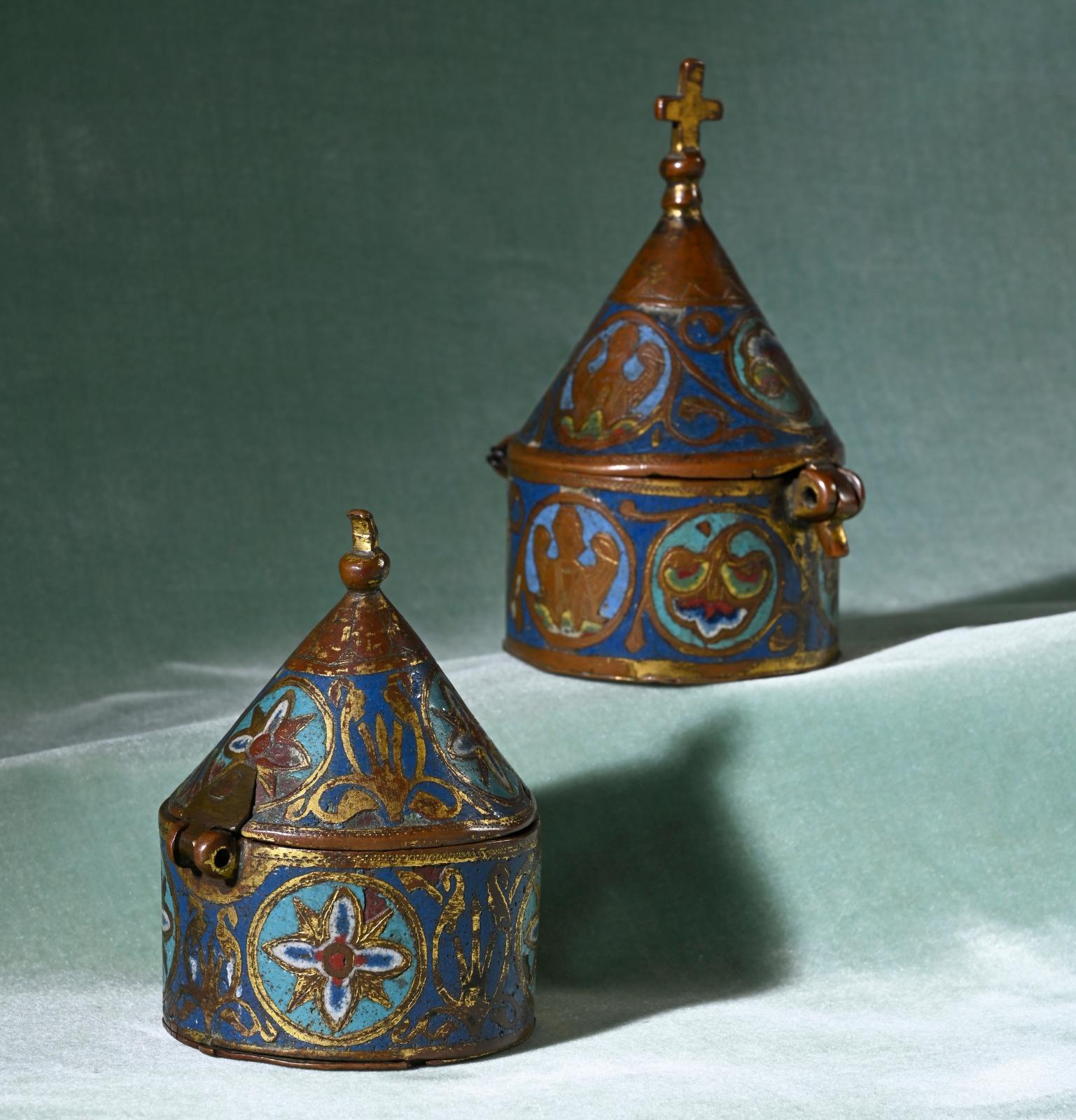 Limoges, milieu du XIIIe siècle. Pyxide en cuivre embouti, champlevé, émaillé, gravé et doré, émaux bleu moyen, turquoise, rouge et blanc 