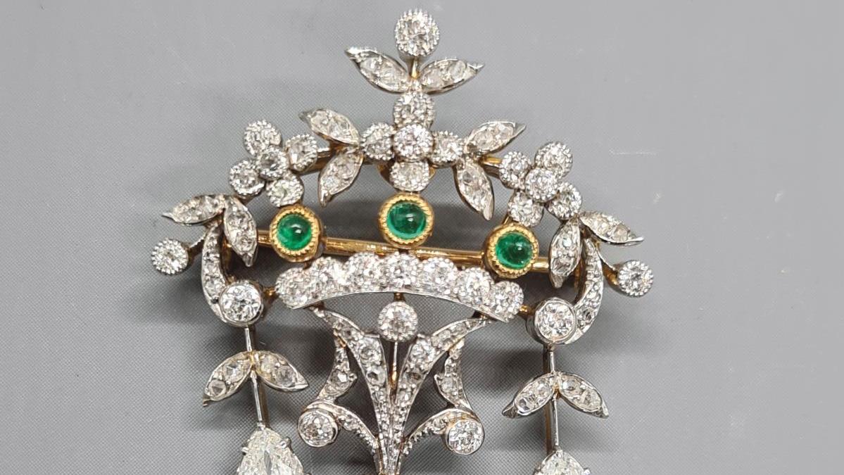 Attribué à Mellerio, XIXe siècle. Demi-parure en or jaune, argent et diamants, comprenant... Le bijou, version fin-de-siècle ou moderniste
