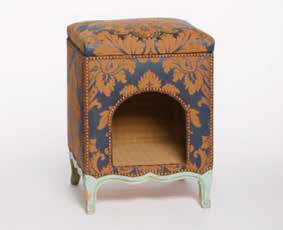 470 €Niche pour chat formant tabouret en bois garni de tissu clouté, style Louis XV, h. 58, l. 43 cm.Paris, salle V.V., 21 novembre 2019.M