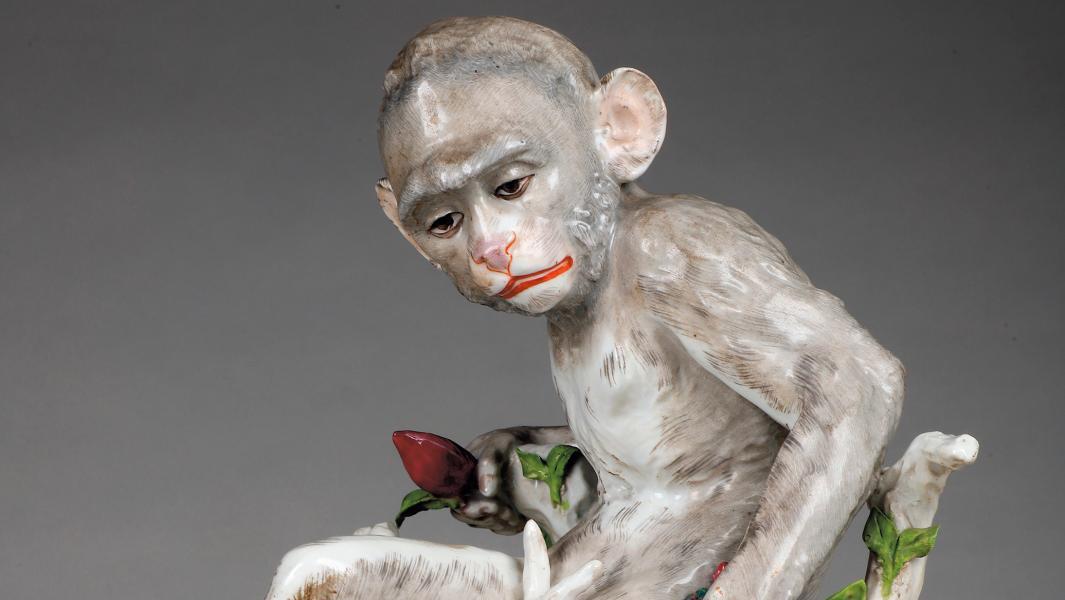 1 123 €Maison Samson, XIXe siècle, singe assis sur une souche tenant un fruit, porcelaine... Cote : les animaux exotiques