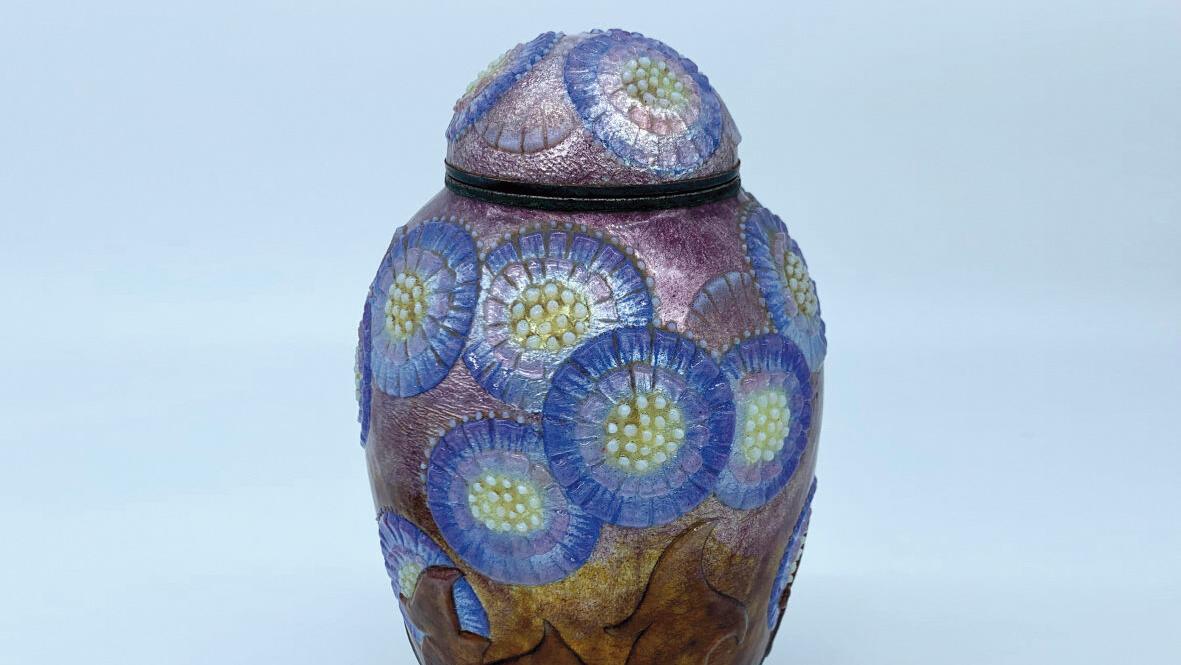 12 880 €  Vase couvert à décor en plein de fleurs violettes stylisées sur fond mauve... Cote : les vases de Camille Fauré