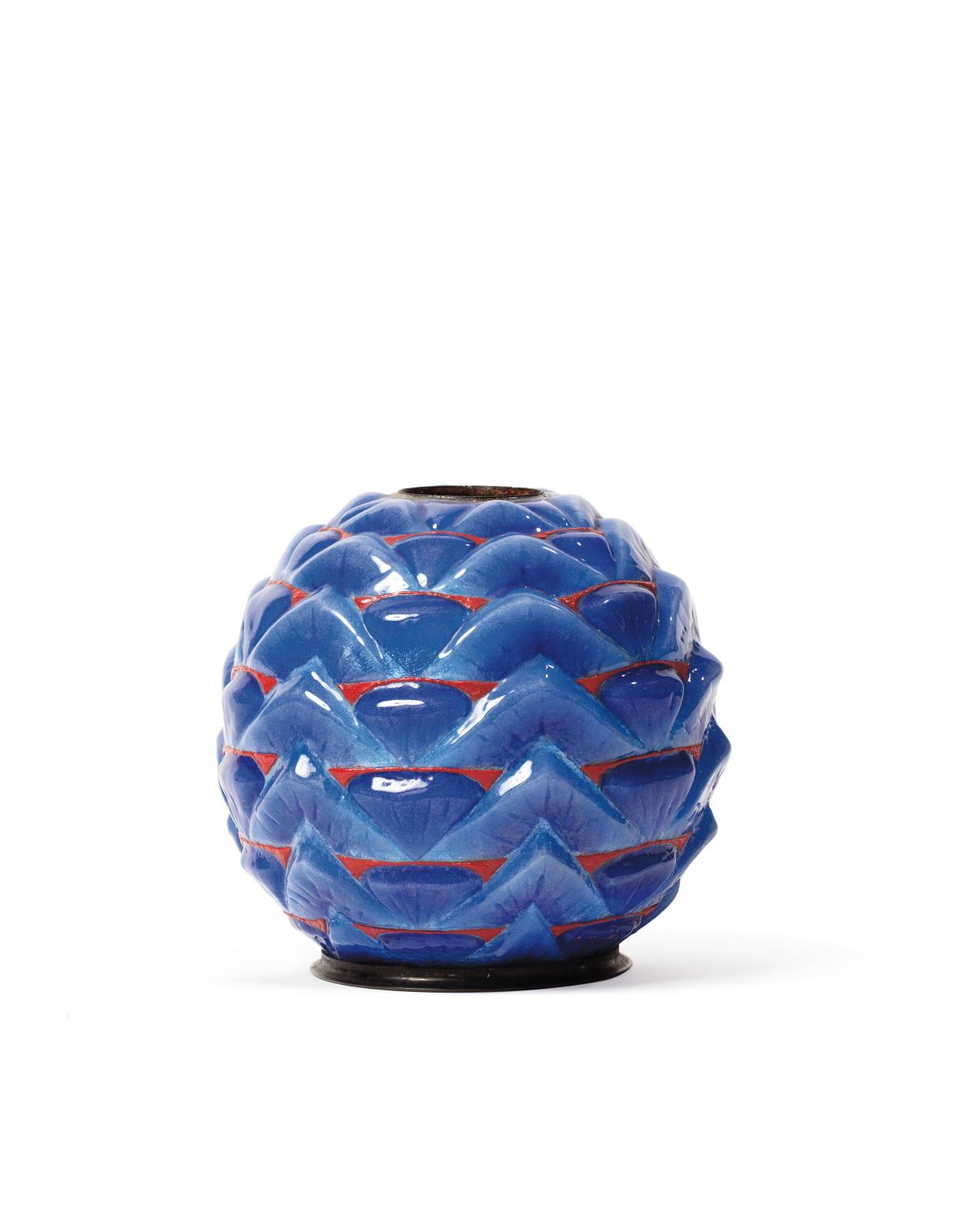 7 540 € Vase ovoïde en cuivre, à décor couvrant de palmettes en relief émaillé bleu égyptien et rouge sang-de-bœuf très contrasté, base et