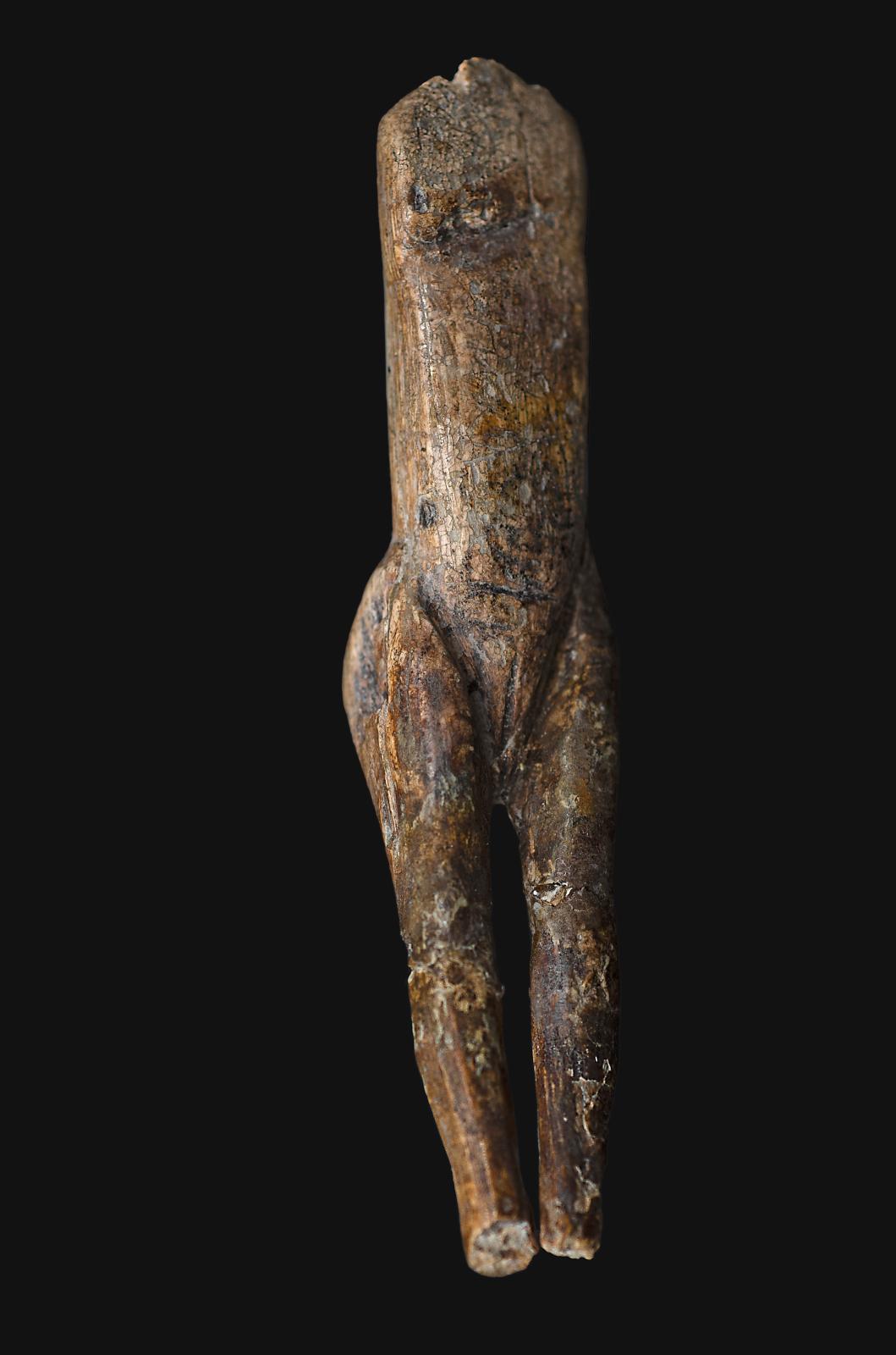 Vénus dite impudique, de Laugerie-Basse, Les Eyzies ( Dordogne),Magdalénien moyen/supérieur, ivoire de mammouth, 7,7 cm.@ MNHN - J.-C. DOM
