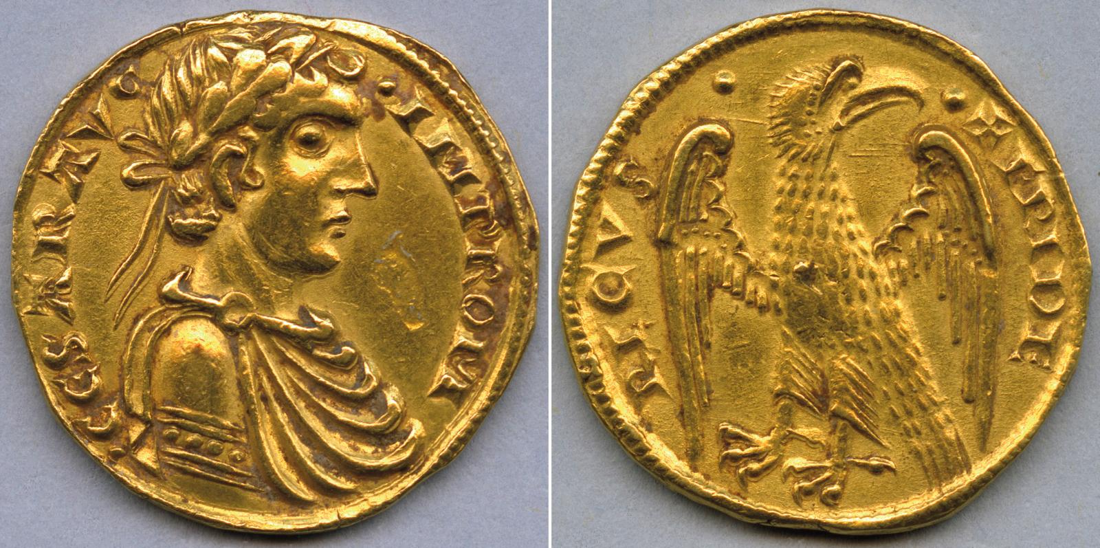 Augustale en or frappée à Brindisi entre 1231 et 1250 sous le règne de Frédéric II de Hohenstaufen, à l’effigie de l’empereur sur l’avers 