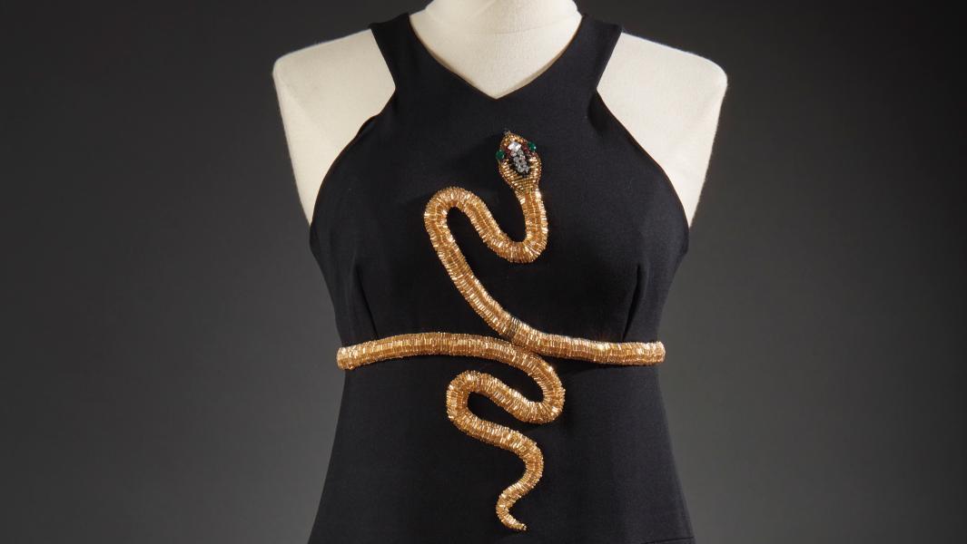 Chloé par Karl Lagerfeld, robe évasée en crêpe de laine noire soulignée par un motif... Robe de soirée et trophées de cinéma