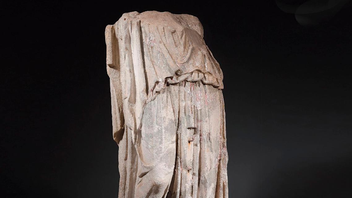 Époque hellénistique, IIe siècle av. J.-C. Drapé d’une sculpture en ronde bosse figurant... Déesse grecque et surprises d’Orient
