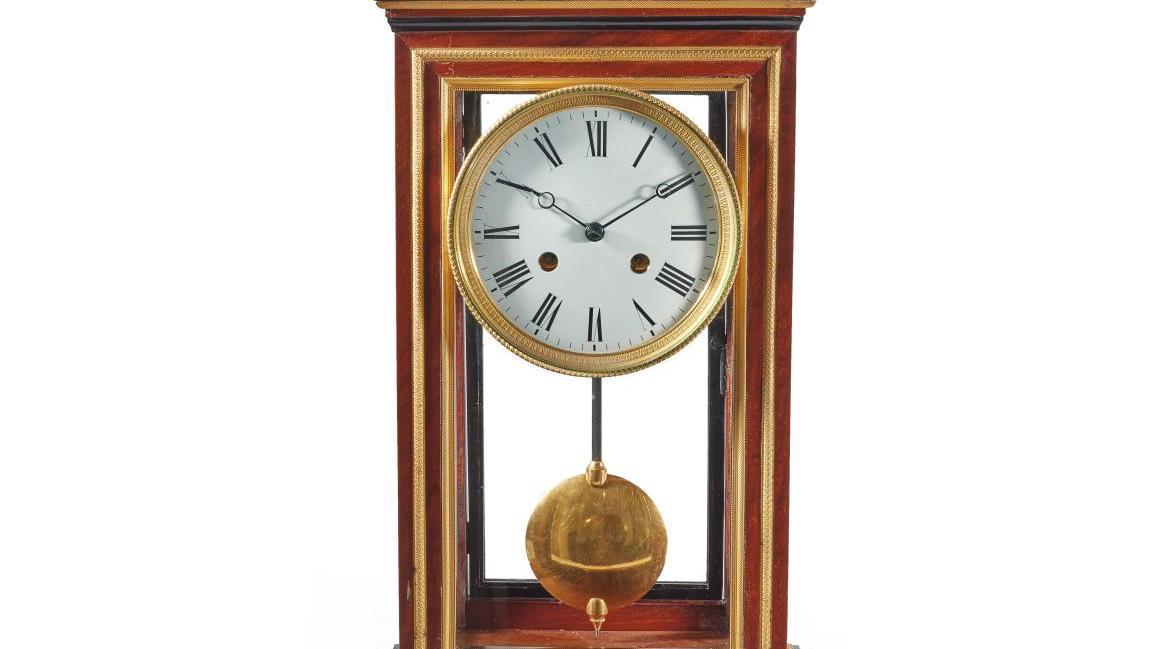 Vers 1865-1870. Pendule à poser à sonnerie au passage avec calendrier et planétaire,... Pendule et astrolabe dans le ciel des enchères