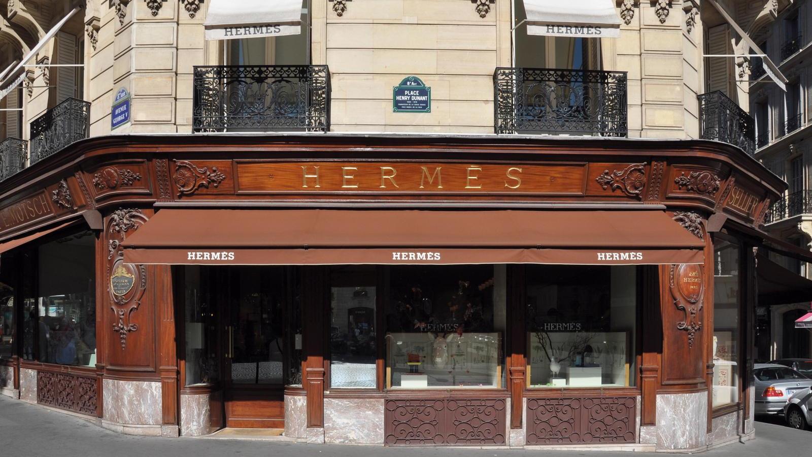 Façade du magasin Hermès de l’avenue George V, à Paris.© Creative Commons - Moon... NFT : la contrefaçon virtuelle d’Hermès condamnée 