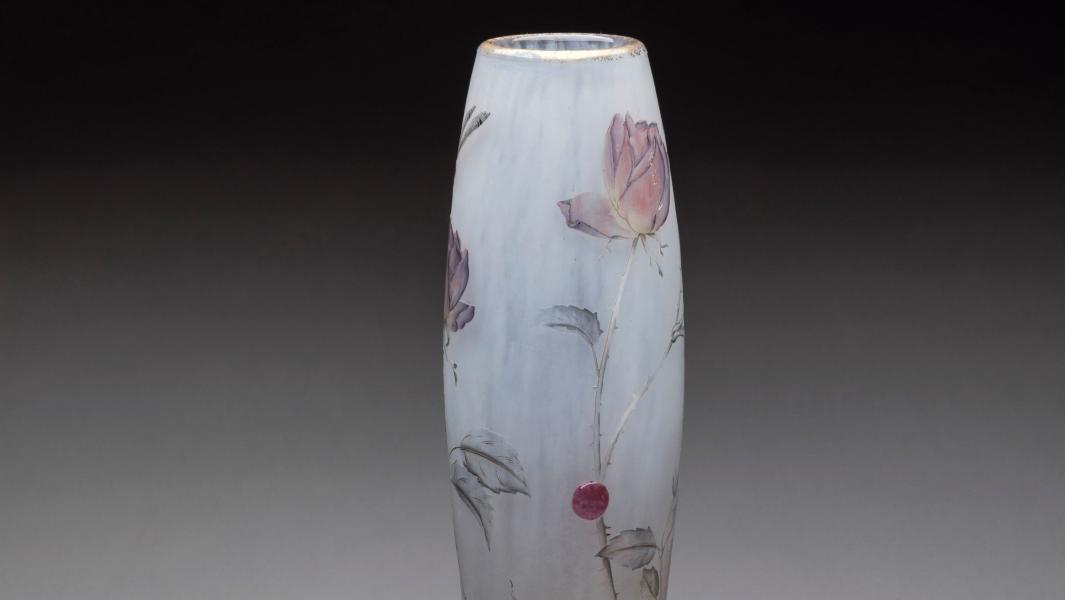 Daum Nancy, Vol d’une libellule au-dessus d’un rosier en fleur, vase à la base bulbeuse,... Un trésor de verreries art nouveau