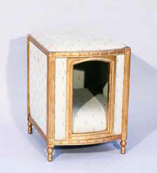 €840Dog kennel in the form of a stool in molded, gilt wood with fluted posts, Louis XVI style.Vendôme, January 19, 2020. Rouillac auction 