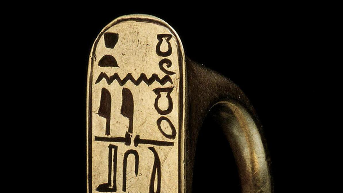Titulature latine de l’Empereur, traduite en grec et inscrite en hiéroglyphes égyptiens,... La mythique Alexandrie au Mucem
