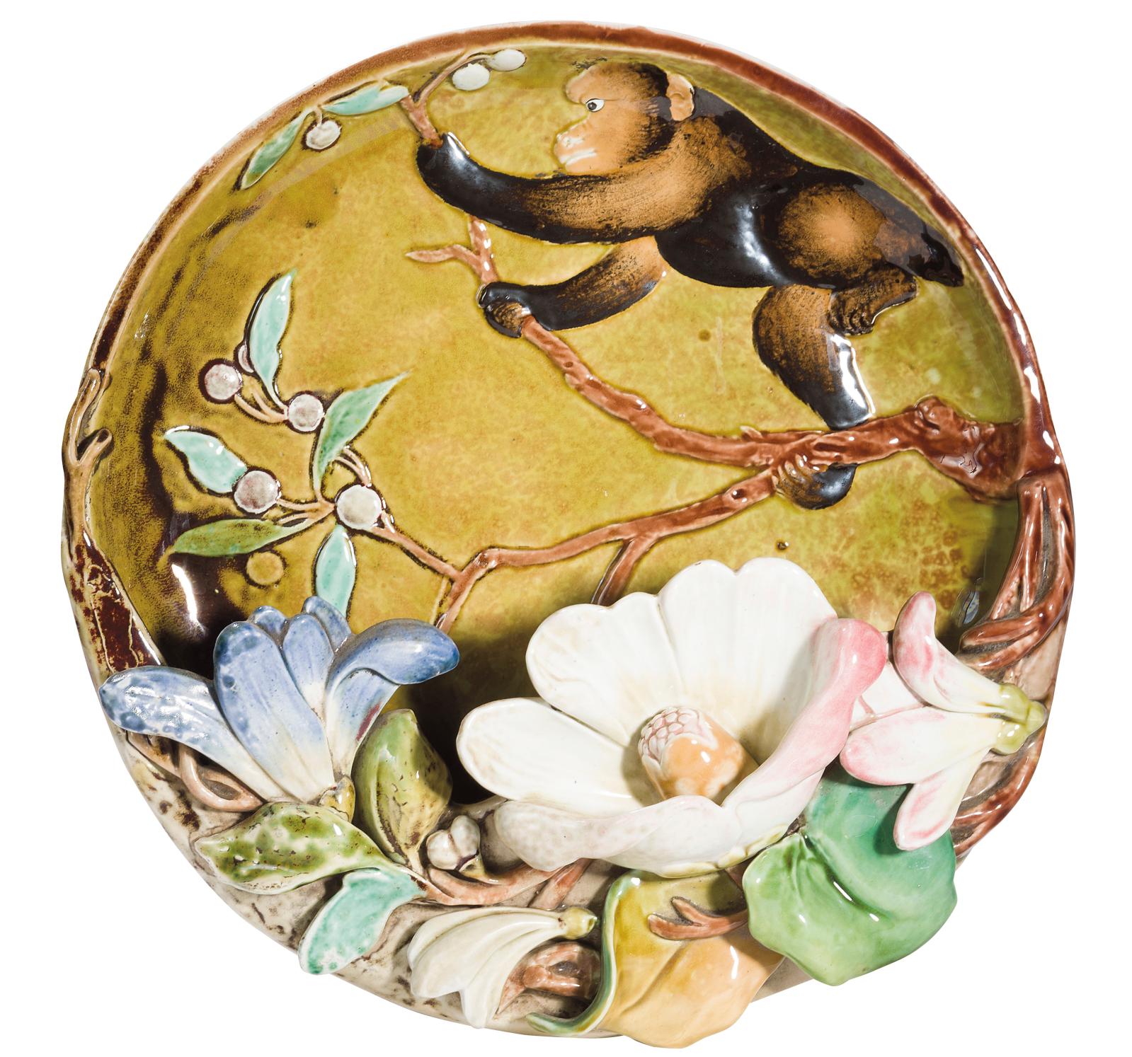 Ce plat circulaire illustre la première période du travail d’Émile Gallé (1846-1904) autour de la céramique naturaliste, et méritait ses 9
