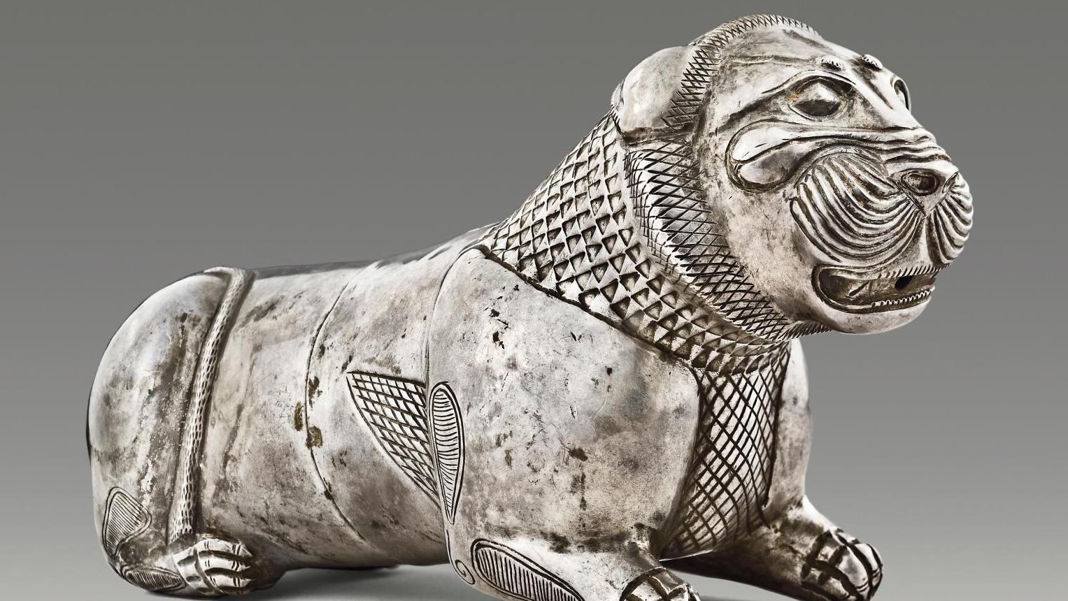 Art pré-achéménide, VIIIe-VIe siècle av. J.-C. Modèle de rhyton zoomorphe en argent,... Le lion, soleil du roi