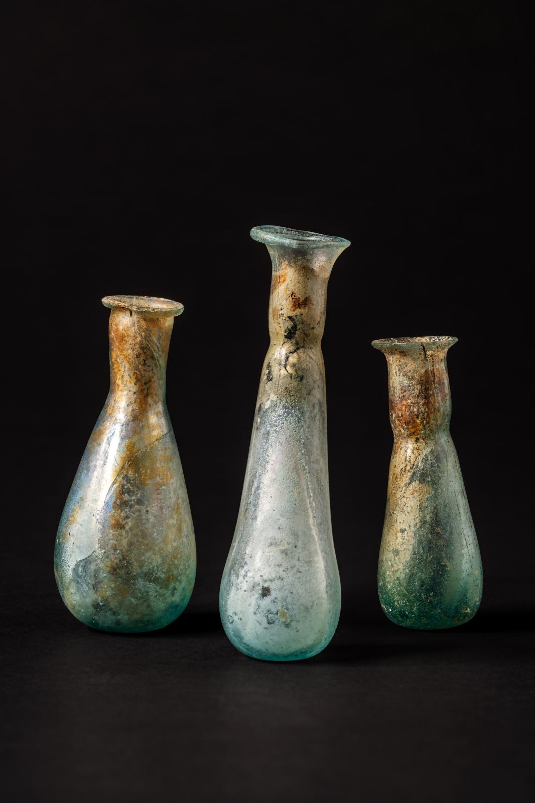 Balsamaires en verre, découverts dans une nécropole antique à Narbonne. © Denis Gliksman, Inrap 