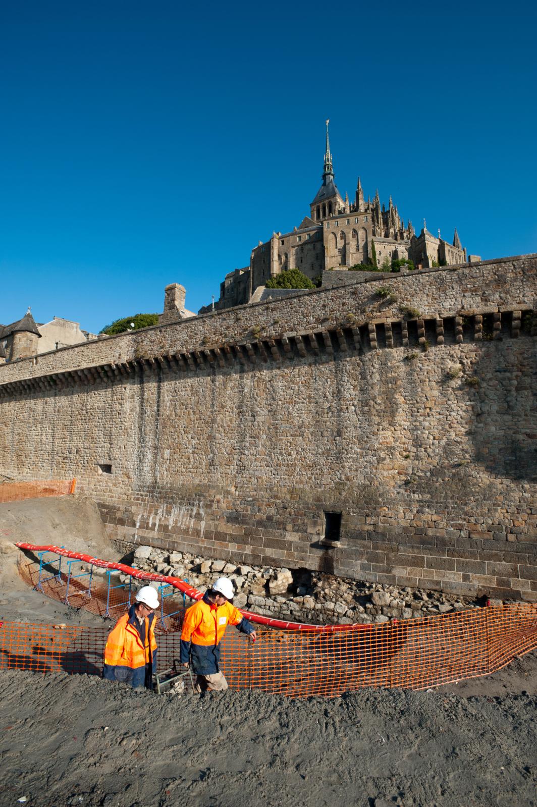 Le chantier de fouilles au Mont-Saint-Michel. © Denis Gliksman, Inrap 