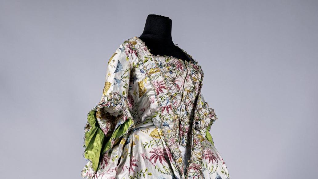 Vers 1760. Manteau d'une robe « à la française », plis Watteau dans le haut du dos,... S comme soie, XVIIe et XVIIIe siècles