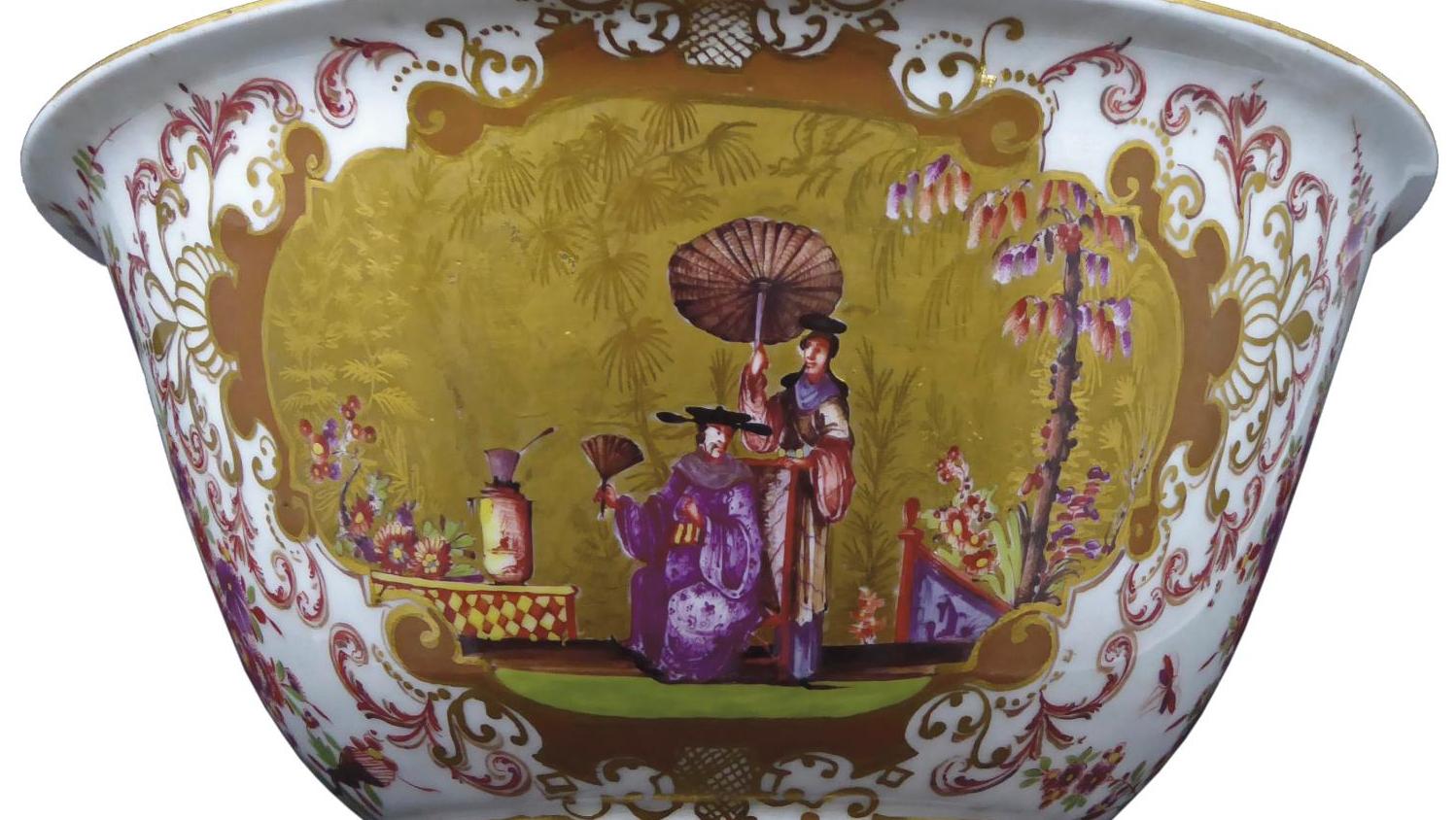 Meissen, grand bol en porcelaine polychrome, décors chinois sur réserves à fond d’or... Mandarins et lettrés revus par Meissen