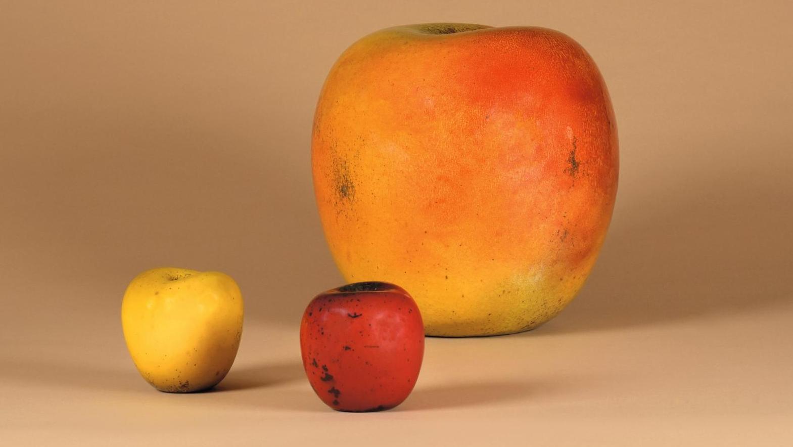 Hans Hedberg (1917-2007), trois pommes sculptées, vers 1990, h. 12,5 à 33,5 cm. Estimation :... La céramique de la deuxième moitié du XXe siècle, royaume d’un collectionneur