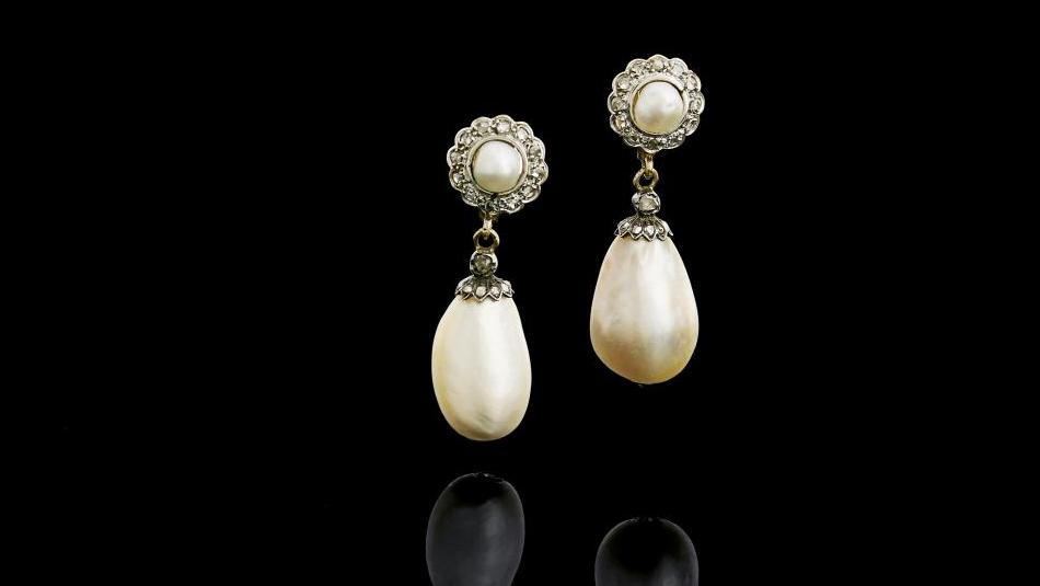 Paire de pendants d’oreilles en or jaune et argent, ornés d’une perle fine dans un... Des boucles d'oreilles de noble lignée 