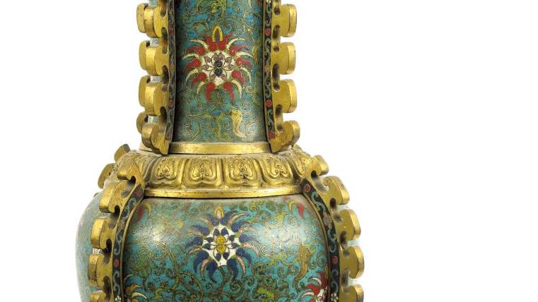 Chine, période Qianlong, XVIIIe siècle. Vase en émaux cloisonnés et à monture en... Virtuoses du jade et des émaux cloisonnés