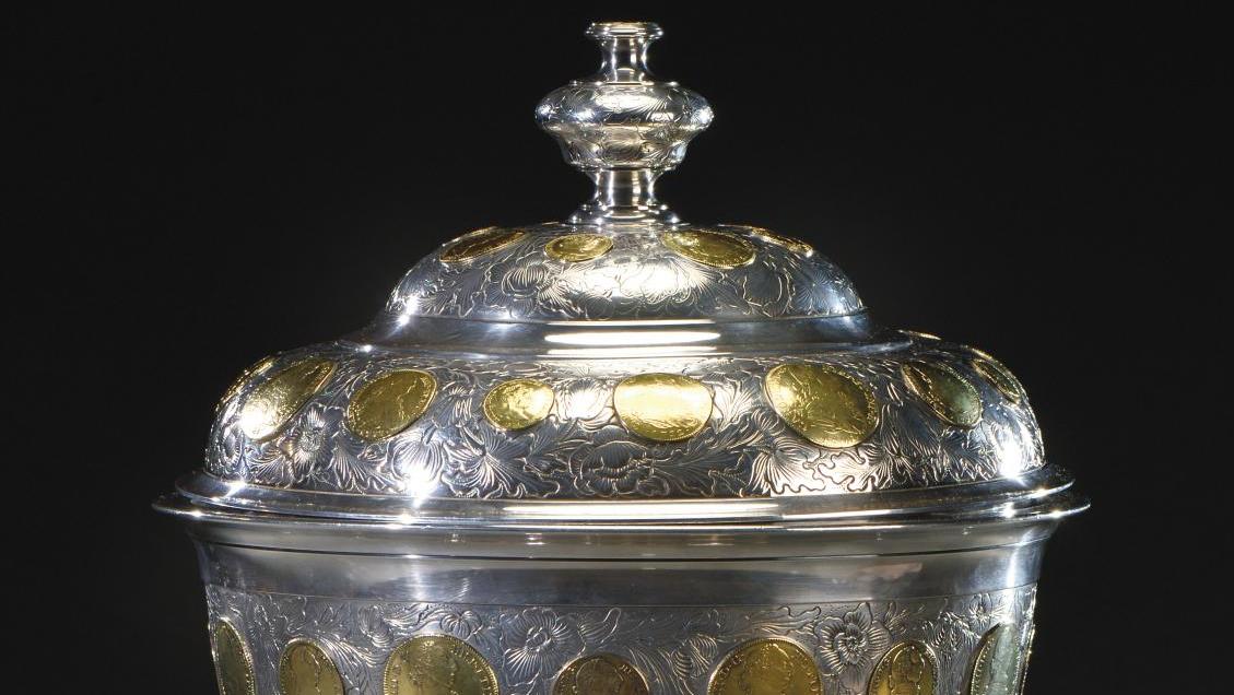 Coupe en argent ornée de cent-deux monnaies d’or espagnoles, de la fin du XVIIIe... Souvenir d’un aristocrate français en exil 