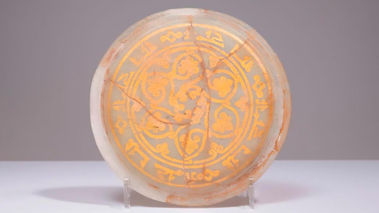 Iran ou Syrie, Xe-XIe siècle. Coupelle en verre soufflé incolore en deux couches... Une coupelle orientale à la feuille d’or