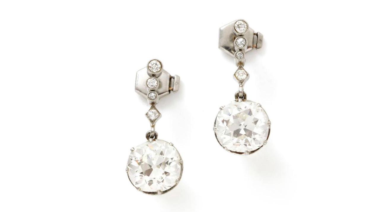 Vers 1930. Paire de pendants d’oreilles en platine retenant en pampille un diamant... Bijoux : diamants, rubis, émeraudes...