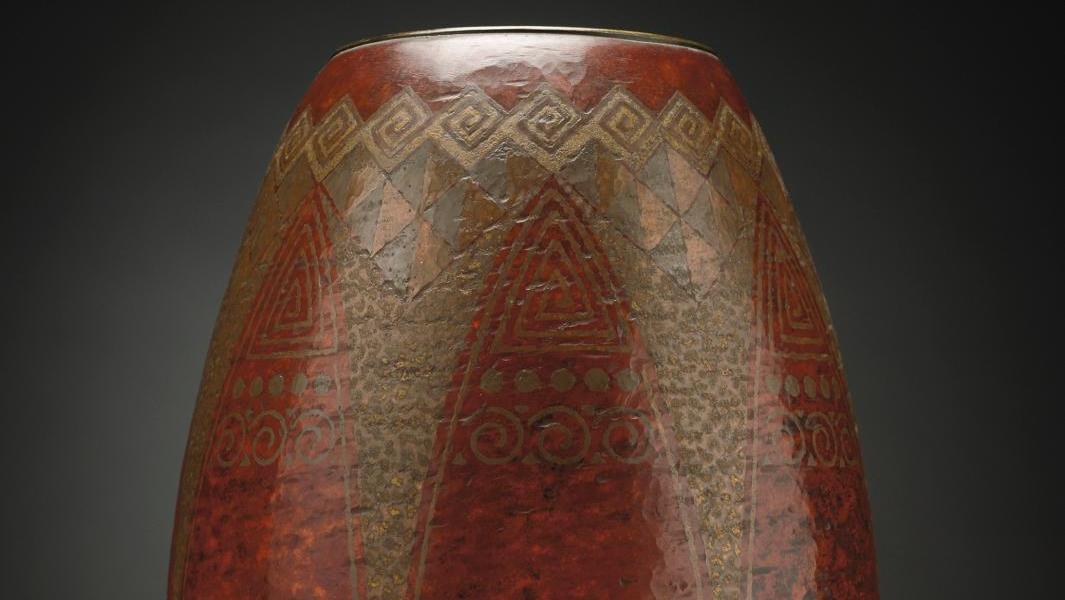Claudius Linossier (1893-1953), vase ovoïdal en dinanderie de cuivre martelé à patine... De grandes figures de l’art déco