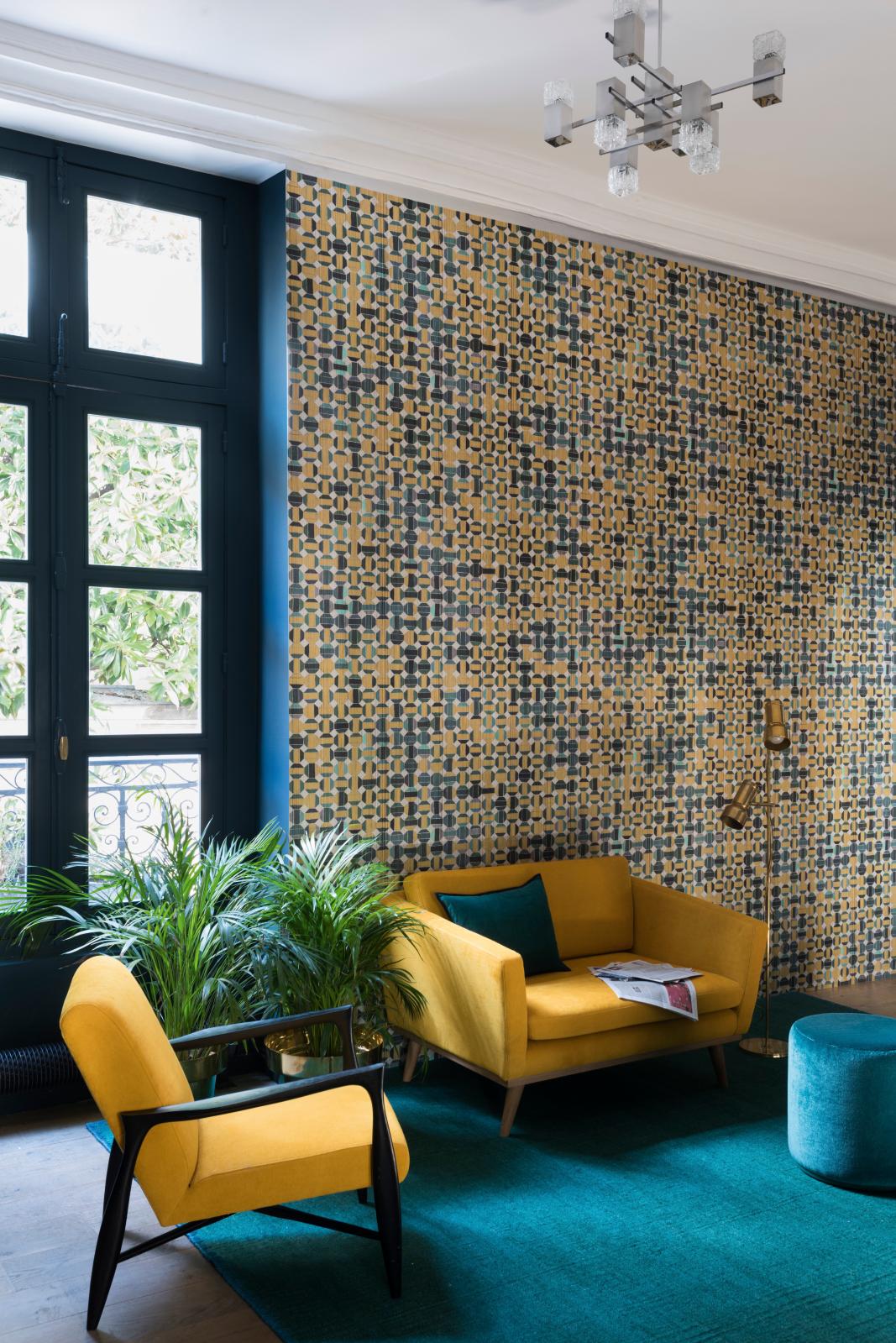 Dans la collection «Pop», de la maison Elitis, le mur s’inspire d’un sol avec ses grands motifs d’azulejos colorés. 