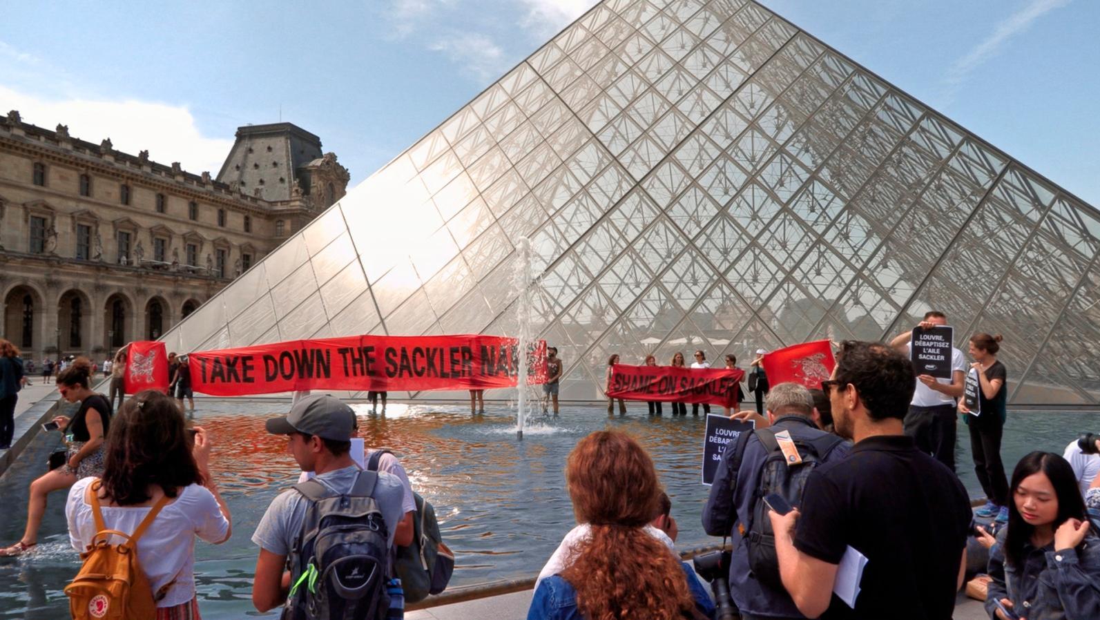Action contre le financement du Louvre par la famille Sackler, à l'été 2019.© Avec... Documentaire : Nan Goldin, guérilléra