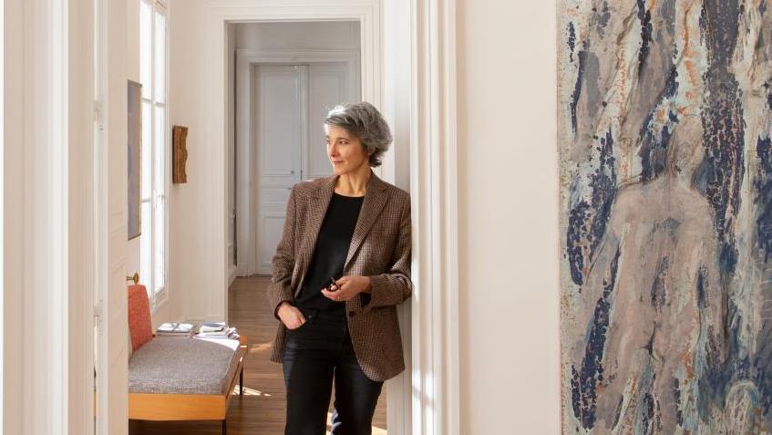 Sylvie Patry, 2023, à côté d’une œuvre de Judit Riegl, Un corps au pluriel, 1984-1990,... Sylvie Patry, du musée d’Orsay à la galerie Kamel Mennour