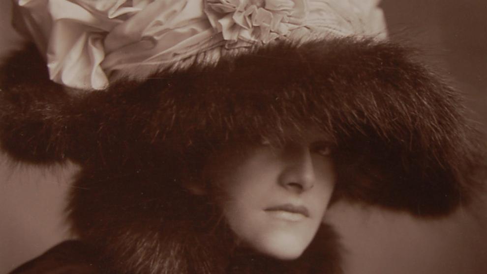 Dora Kallmus, dite Madame d’Ora  (1881-1963), Chapeau par Krieser, 1910. © Museum... Madame d’Ora, photographe méconnue mise en lumière à Montpellier 