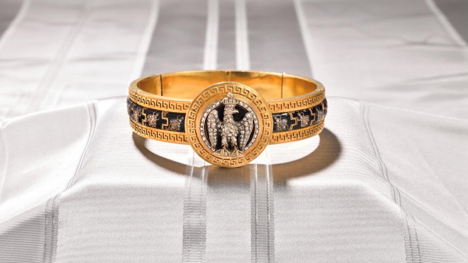 Attribué à la maison Mellerio, bracelet semi-rigide en or décoré d’abeilles et de... Un bracelet qui perpétue la légende napoléonienne