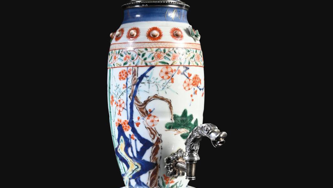 Fontaine à parfum, porcelaine du Japon, fin du XVIIe siècle, Paris, monture en argent... Une fontaine à parfum du Japon pour Chantilly