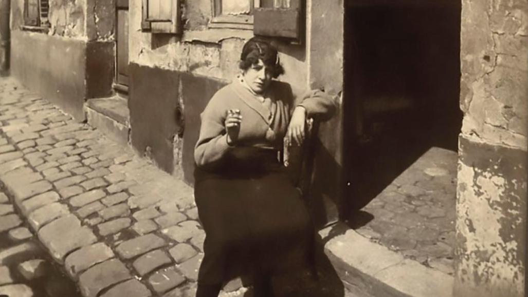 Eugène Atget (1857-1927), La Villette, fille publique faisant le quart, 19e, avril... Le Paris d’Eugène Atget d'une collection