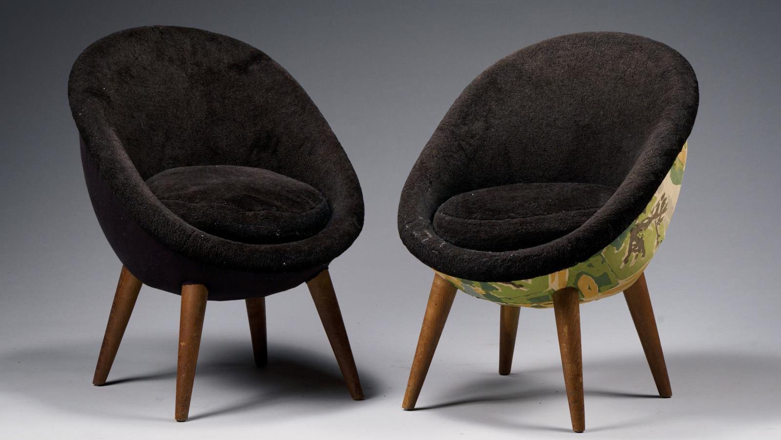 Jean Royère (1902-1981), paire de fauteuils Œuf version haute à coque enveloppante... Les fauteuils Œufs ont la cote 