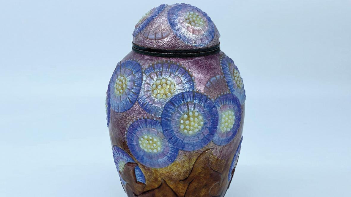 €12,880Lidded vase with full decoration of stylized purple flowers on a mauve background... Art Price Index: Vases by Camille Fauré 
