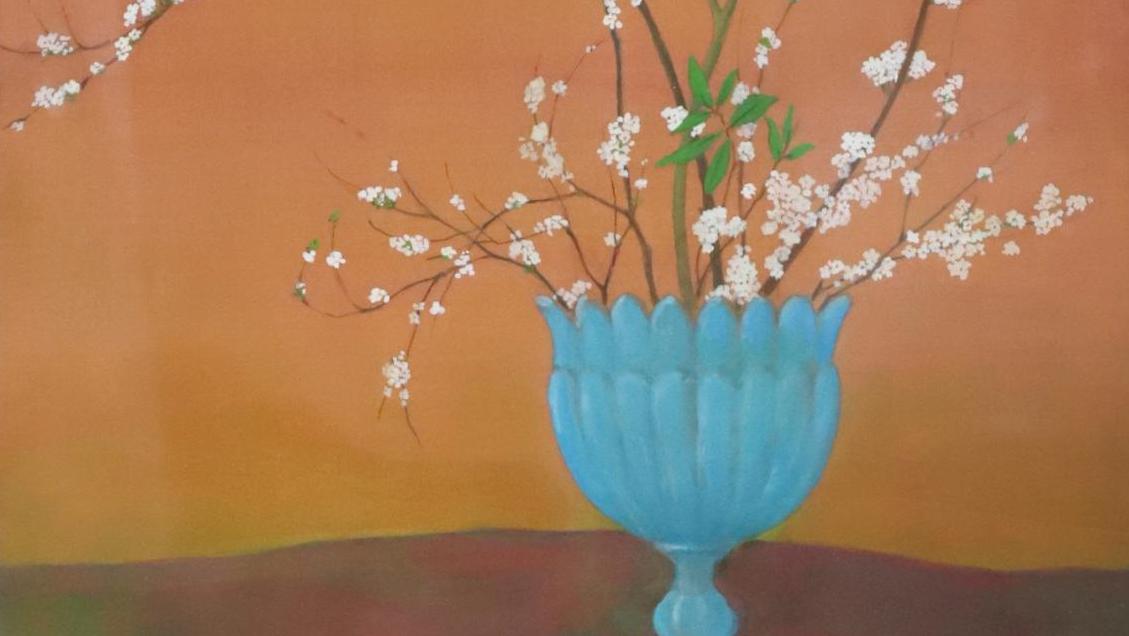 Mai-Thu (1906-1980), Bouquet de fleurs blanches au vase d’opaline bleue, 1975, encre... Quand Mai-Thu invite au raffinement 