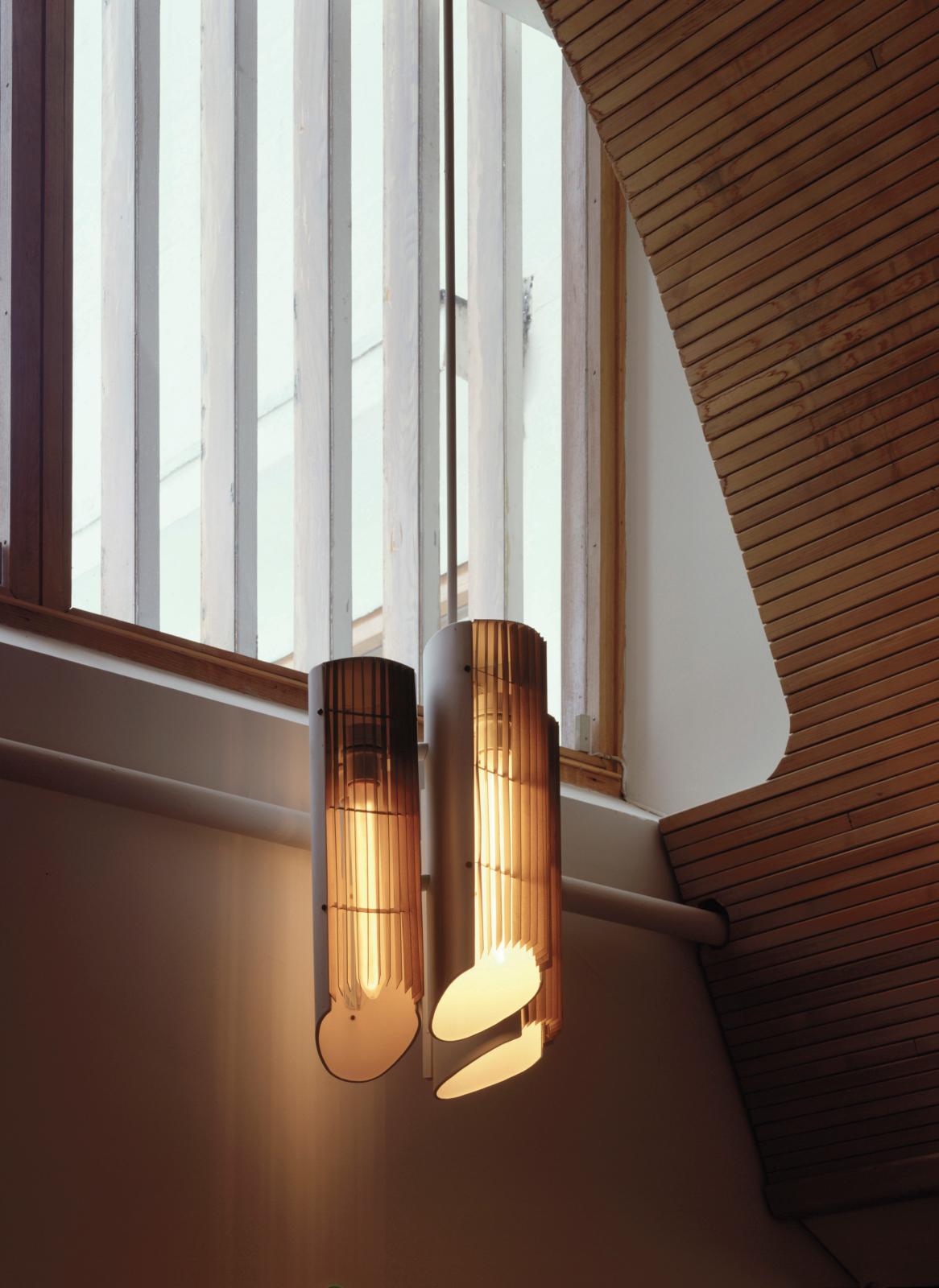 Le luminaire d'Aalto met en valeur le hall haut de cinq mètres, en forme de voûte, et revêtu de lamelles de pin. 
