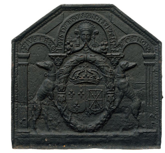 1 327 € Fonderie de Cousances (attribué à), époque Louis XIII, plaque de cheminée armoriée, aux armes de France et de Navarre, fonte de fer, 84 x 87 x